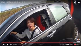 台中女子逆向行駛單行道，遭男機車騎士攔下。（圖／翻攝YT Wowtchout - 地圖型行車紀錄器分享平台）