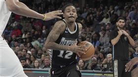 ▲莫蘭特（Ja Morant）背後彷彿長眼睛，背後傳球給隊友。（圖／美聯社／達志影像）