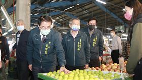 黃偉哲視察市場　要讓市民安心採購過好年（業配勿用）