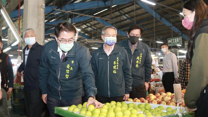黃偉哲視察市場　要讓市民安心採購過好年