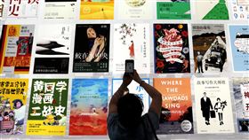 貿易戰掃到出版品  美籍作者在中國出版卡關中國出版業的資深編輯指出，受中美貿易戰影響，美籍作者的書籍幾乎都遭延遲出版，而這項未見明文的政策何時結束，仍是未知數。圖為7月在中國西安舉行的第29屆全國圖書交易博覽會。（中新社提供）中央社  108年10月22日