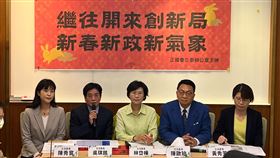 民進黨正國會立法委員林岱樺、陳歐珀、吳琪銘、黃秀芳、陳秀寳於立法院召開「繼往開來創新局、新春新政新氣象」記者會。（圖／正國會提供）