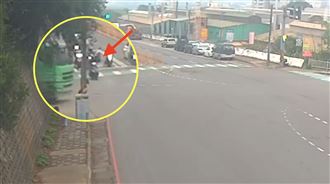 砂石車違規「吞了」騎車老翁　奪命瞬間曝