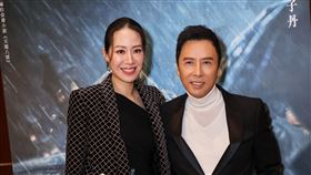 《天龍八部之喬峰傳》香港首映會-甄子丹與太太汪詩詩。（圖／華映提供）