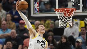 ▲爵士馬卡南（Lauri Markkanen）在第三節單手暴扣。（圖／美聯社／達志影像）