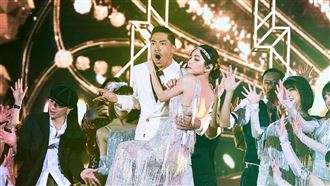 林志玲別看！ELLA低胸熱舞緊貼AKIRA