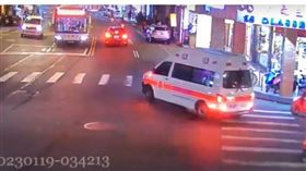 新店身心障礙男子弒父後，救護車火速抵達送醫仍不治。（圖／翻攝畫面）