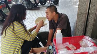 腦麻鬥士擁1.2萬粉　擺攤謀生靠路人餵飯