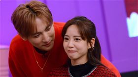 《娛樂百分百》小年夜特別節目《凹嗚狼人殺感謝祭》中黃宏軒大方配合的親吻荳荳臉頰。（圖／八大電視提供）