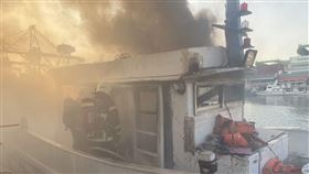 小港漁港4艘漁船起火。（圖／翻攝畫面）