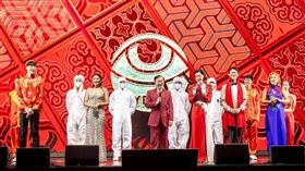 盛竹如（中）領銜帶著眾網紅與名人過除夕。（圖／眼球中央電視台提供）