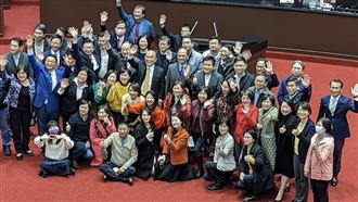 貼黨籍立委大合照　高嘉瑜愛心感謝蘇貞昌