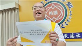 桃捷採購案傳圖利疑雲　市議員要求劉坤億停職桃園市議員劉勝全（圖）23日在市議會質詢表示，坊間流傳疑為桃園大眾捷運公司董事長劉坤億聲音的音檔，幾段音檔與桃捷的骨幹網路光纖電纜採購案有關，內容疑似圖利特定廠商，已涉及違反採購法、刑法圖利罪嫌，要求劉坤億停職接受調查。中央社記者吳睿騏桃園攝　109年9月23日