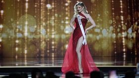 俄國佳麗選美穿大紅禮服 烏克蘭小姐一看怒飆罵：鮮血色（圖／美聯社／達志影像）