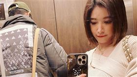 許維恩電梯對鏡自拍坦言似乎真的大一點，後為王家梁。（圖／翻攝自許維恩臉書）