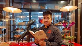 阿霞飯店第四代吳健豪介紹「好書」，以關鍵時事切入、系統化分析學經營之道。（圖／阿霞飯店提供）