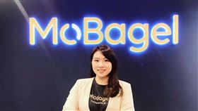 行動貝果共同創辦人暨營運長王易如介紹好書。（圖／行動貝果提供）