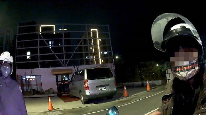 桃園|53歲大媽闖紅燈被攔！她報「18歲女兒個資」警識破：差那麼多 | 社會 | 三立新聞網  SETN.COM