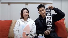 許維恩（左）和王家梁（右）分享懷孕過程。（圖／翻攝自YouTube）