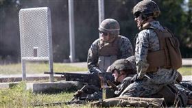 圖為駐沖繩美軍2022年12月在基地漢森營進行軍事演練。（圖取自facebook.com/3DMLG）