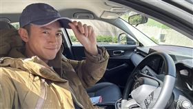 吳慷仁親自搬運私人物品嘆「搬家有夠累」。（圖／翻攝自吳慷仁臉書）