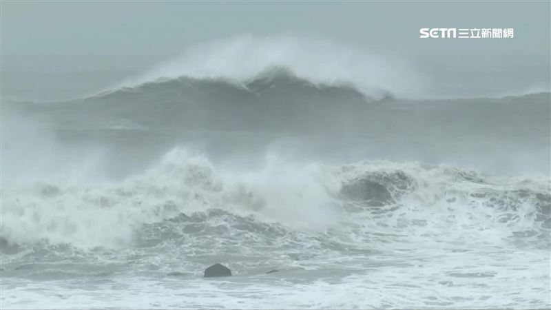 強颱樺加沙逼近中國廣東及香港、澳門地區，一家四口頂著強風前往海邊「觀浪」，最終不慎墜海。（示意圖／資料照）