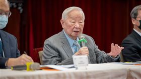 台積電創辦人張忠謀今（21）日出席「2022亞太經濟合作經濟領袖會議代表團」返國記者會。(圖/總統府提供）