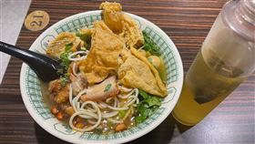 矢板明夫昨（19）天發文提到，晚上工作結束的比較早，到慶城街一家叫「小螺波」的餐廳，點了一碗「螺螄粉」，味道相當不錯。（圖／翻攝自矢板明夫俱樂部）