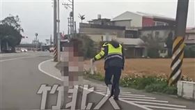 新竹市1名年輕女子在東大路裸奔。（圖／翻攝自臉書社團）