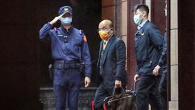 蘇貞昌再度請辭（1）行政院長蘇貞昌（中）19日與總統蔡英文會面後，透過臉書表示，為開創新局，已再次請辭行政院長一職。圖為蘇貞昌晚間結束公務行程，自行政院離開。中央社記者王飛華攝　112年1月19日