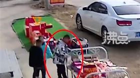 安徽屁孩亂點鞭炮（圖／沸點視頻微博）