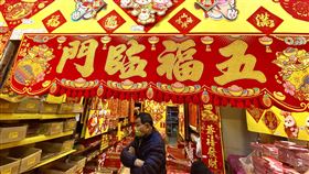 選購春節掛飾過好年（1）農曆春節連續假期，許多商家擺出應景春聯、掛飾等供民眾選購，街道商圈充滿濃濃年節喜慶氛圍。中央社記者董俊志攝　112年1月20日