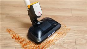 ▲LG  A9 TS領先業界推出具有蒸氣功能的濕拖無線吸塵器，透過「蒸氣雙旋濕拖吸頭」，能輕鬆瓦解頑垢、不留痕跡（圖／LG提供）