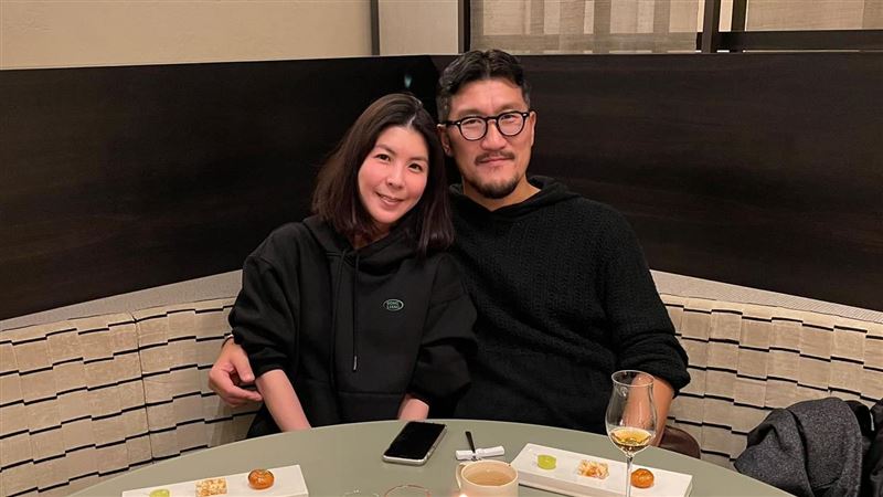 48歲凍齡玉女現身首爾！甜摟韓國老公放閃