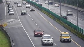 國1東湖段中午行車順暢春節連假第2天，交通部高速公路局21日表示，上午發生零星事故導致車輛回堵影響整體車流，不過車流仍在預期範圍內。圖為國道1號東湖路段，中午行車順暢。中央社記者裴禛攝  112年1月21日