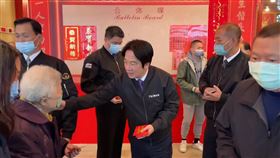 賴清德赴金山承天宮參香發福袋（圖／記者林俊華攝影）