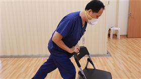 莊浩凌醫師示範自己一人的哈姆立克法，找到穩固桌椅，頂住肚臍與劍突的中間處用力推擠。（圖／臺中慈濟醫院提供）