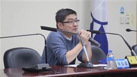 徐弘庭今（21）天晚間在臉書發文透露，媽媽在今天下午離世，他說，「這一次的我很乖，沒有調皮搗蛋，我有一直牽著妳的手，陪妳走到最後一刻」。令人為之鼻酸。（圖／翻攝自徐弘庭臉書）