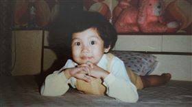 國民黨台北市議員游淑慧把最近找到的兒時照變成電子檔保存，模樣十分可愛。（圖／翻攝自游淑慧臉書）