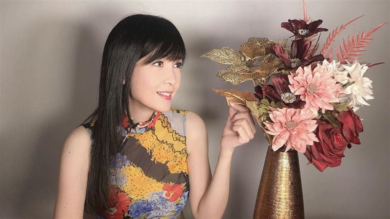 55歲周慧敏穿旗袍拜年　0修圖狀態超驚人