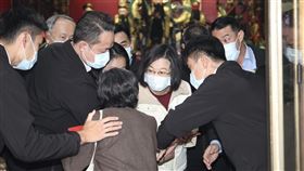 蔡總統台北覺修宮發放福袋（1）總統蔡英文（白衣）22日上午到台北覺修宮參香祈福，並發放福袋給民眾。中央社記者吳家昇攝　112年1月22日