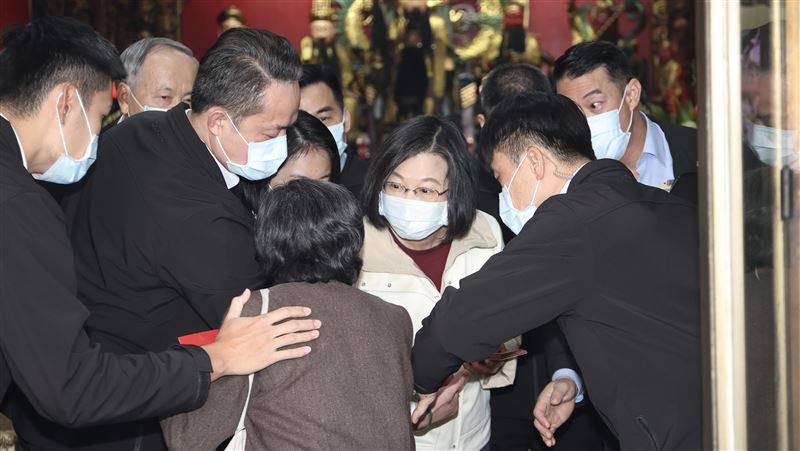 蔡英文拜保安宮！祈福國運昌隆、全民健康