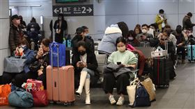 春節假期將始　高鐵乘車人潮現（2）春節10天連假即將登場，19日下午國道車潮漸增，各大眾運輸車站也陸續出現人潮，台灣高鐵台北站候車區內都是帶著行李準備搭車民眾。中央社記者吳家昇攝  112年1月19日