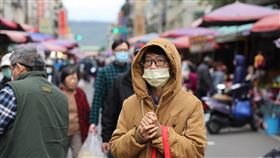 低溫特報　民眾外出穿著保暖（2）氣象專家吳德榮表示，最新歐洲模式模擬顯示，18日至19日清晨寒流最強，各地轉晴朗穩定，天氣「極寒冷」，民眾應注意保暖，農漁養殖業也應作好防寒措施。台北市中山區民眾外出穿厚外套保暖。中央社記者王飛華攝　111年12月18日