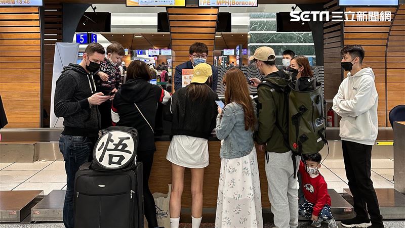 獨／「登機前刻沒機位了」逾20旅客慘丟包