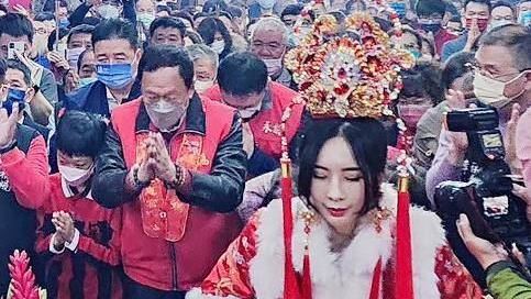 最兇禮生是她　過年初一挺胸搶握郭台銘手