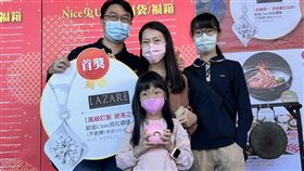  台中新光三越在大年初一舉行抽福袋活動，一位今（22）天生日的10歲小妹妹抽中最大獎「價值52萬8000元的鉑金1克拉鑽墜」，中獎率僅0.2%，可說是十分幸運。圖／新光三越提供