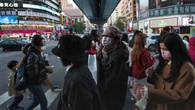 寒流來襲　東區逛街民眾厚外套禦寒中央氣象局持續發布低溫特報，24日至25日受寒流及輻射冷卻影響，北部及東北部天氣非常寒冷，提醒民眾外出務必落實保暖。圖為台北東區商圈24日午後逛街人潮，幾乎人人都穿起厚外套禦寒。中央社記者趙世勳攝 111年12月24日