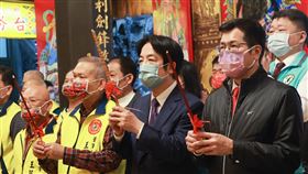 賴副總統板橋北極宮參香祈福副總統賴清德（前右2）22日展開春節拜廟行程，下午在民進黨立委羅致政（前右1）陪同下，到板橋北極宮參香祈福。中央社記者王騰毅攝  112年1月22日