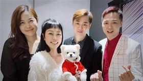 女星唐玲（圖左二）初一到教會走春，巧遇宋逸民（圖右二）和陳維齡（圖左一）。（圖／翻攝唐玲臉書）